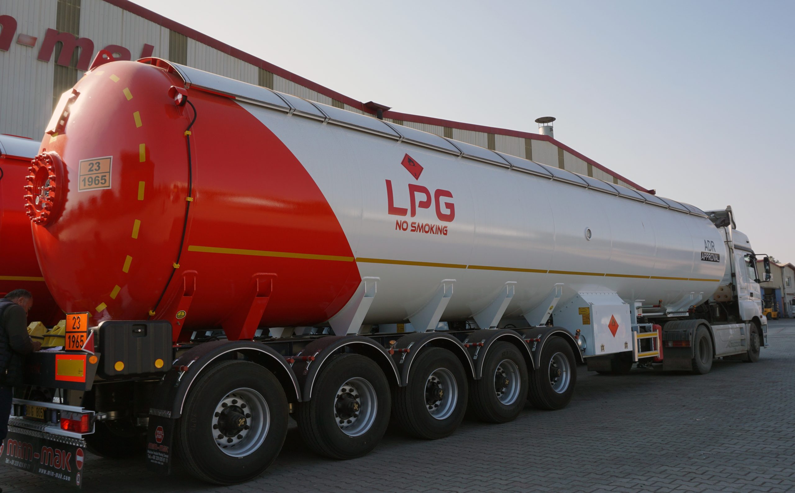 74 m³ Transporttank mit ADR – 5 Achsen